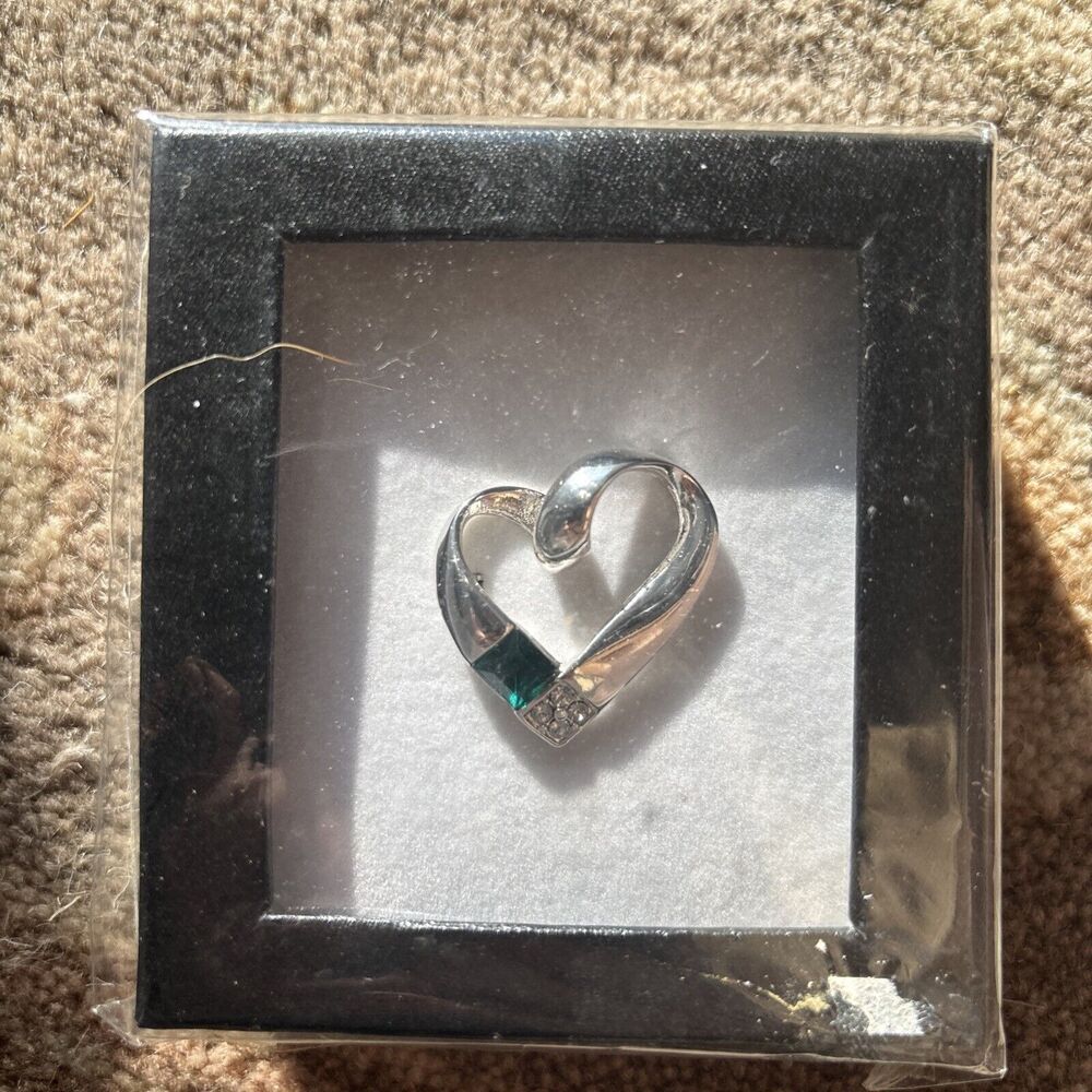 deep Green color Stone Silvertone heart w czs Cubic zirconia